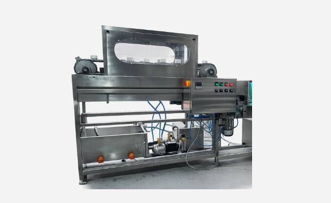 Linear bottle washing machine